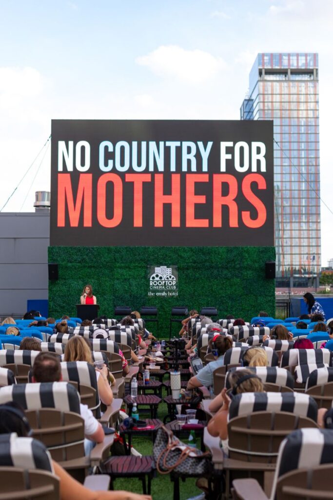 Προβολή του ντοκιμαντέρ No Country for Mothers στο Σικάγο