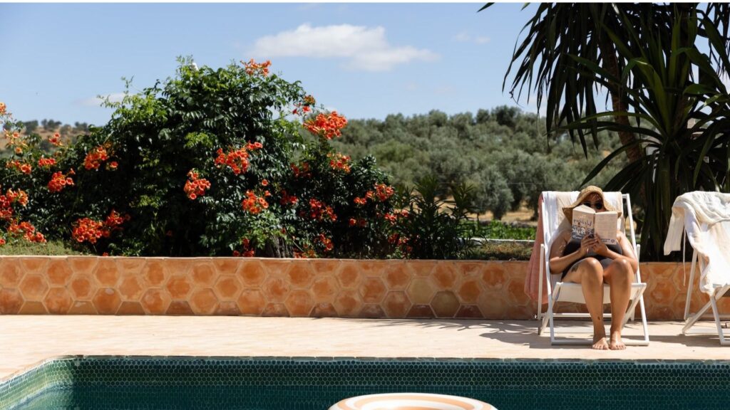 γυναίκα χαλαρώνει στην πισίνα ενός reading retreat