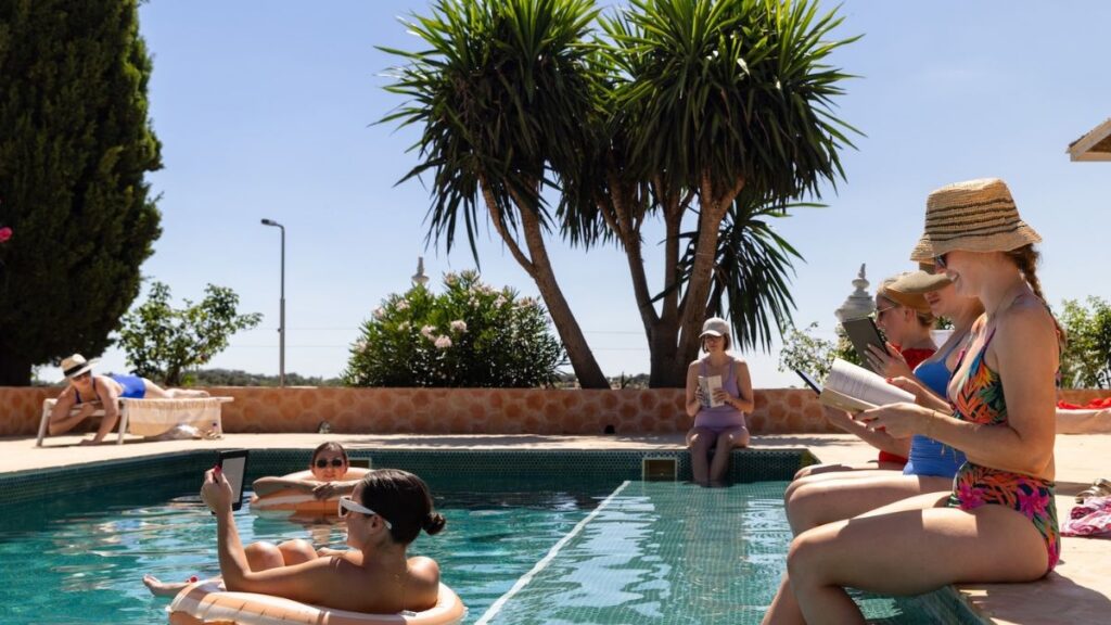 Γυναίκες διαβάζουν στην πισίνα ενός reading retreat
