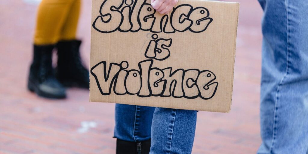 Αυτοσχέδιο πλακάτ με το σύνθημα Silence is Violence