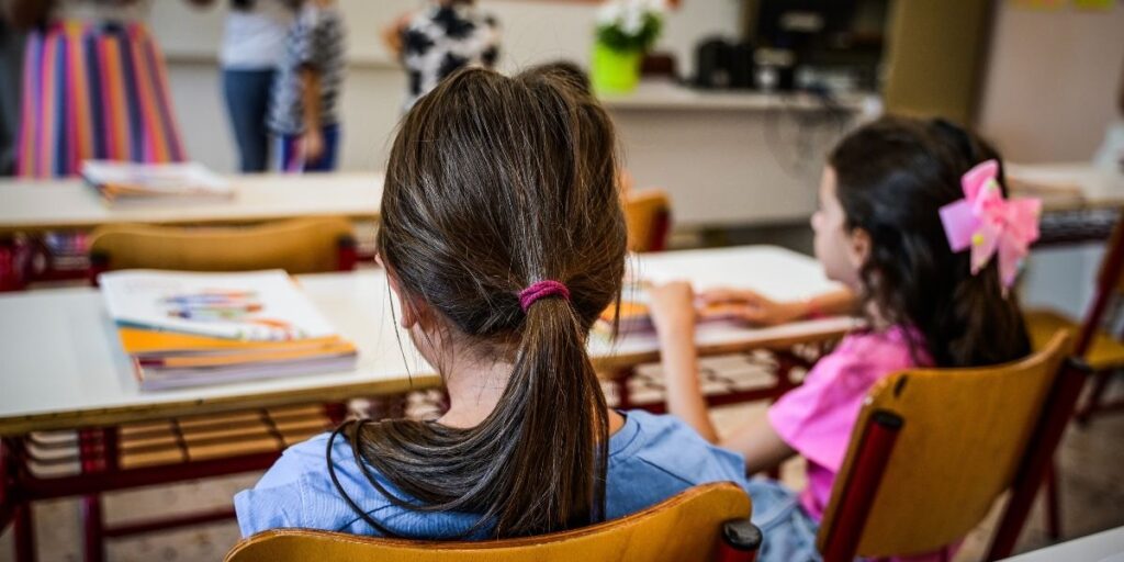 παιδιά σε σχολική τάξη πρώτη μέρα στο σχολείο