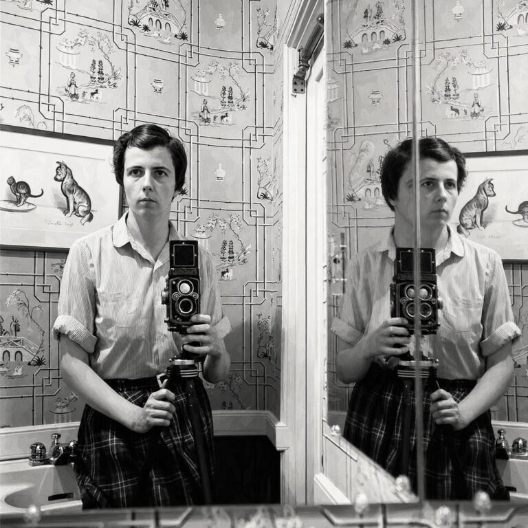 Ποια ήταν η Vivian Maier: Η εμβληματική street photographer με τα αφιλτράριστα και βαθιά ανθρώπινα κλικ