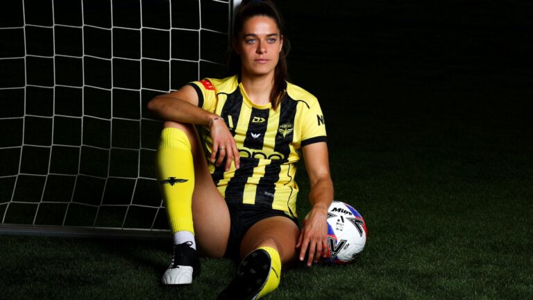 H ποδοσφαιρίστρια Tessel Middag ποζάρει στο Wellington Phoenix τον Οκτώβριο του 2025