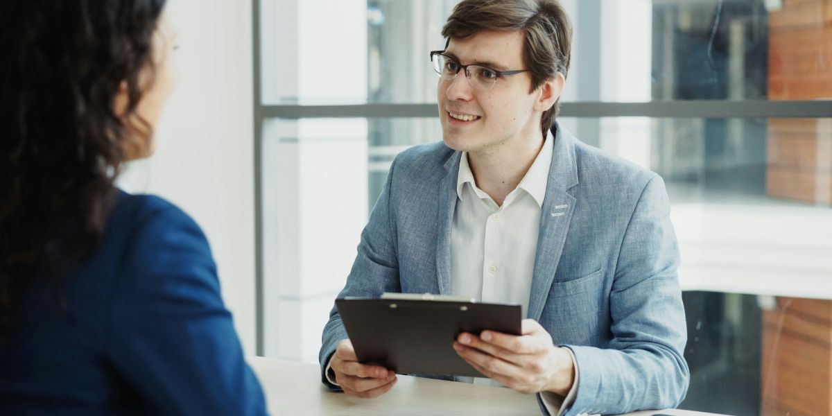 manager σε job interview με γυναίκα εργαζόμενη