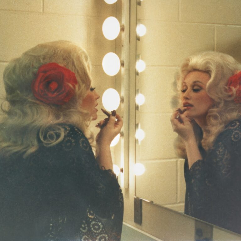 H Dolly Parton στον καθρέπτη της
