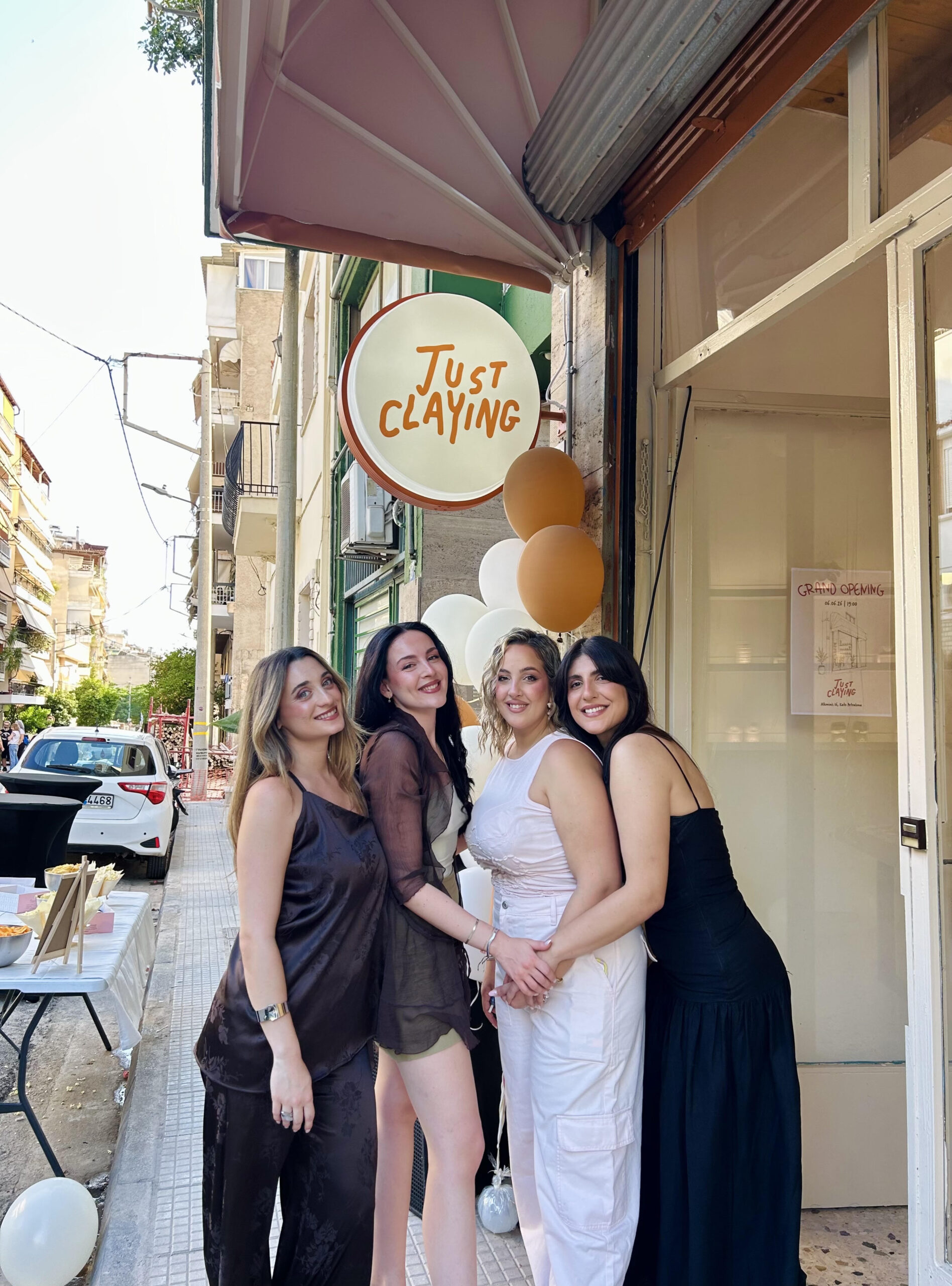Η Αντιόπη, η Δωρένια, η Ευαγγελία και η Κατερίνα στα εγκαίνια του Just Claying