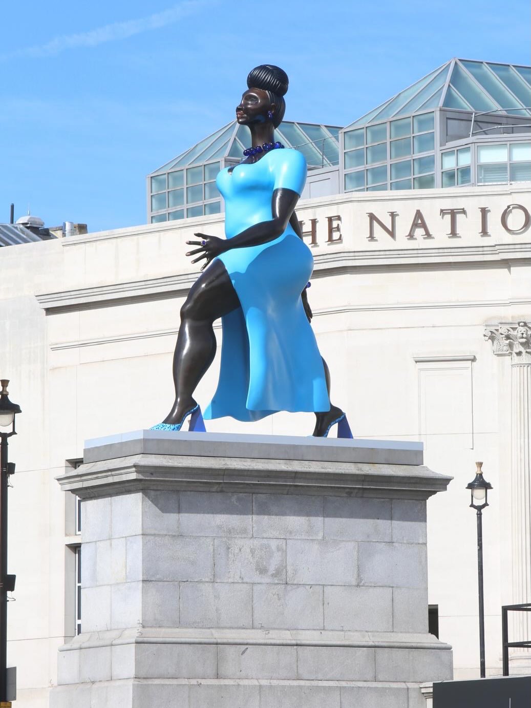 Το γλυπτό Lady in Blue