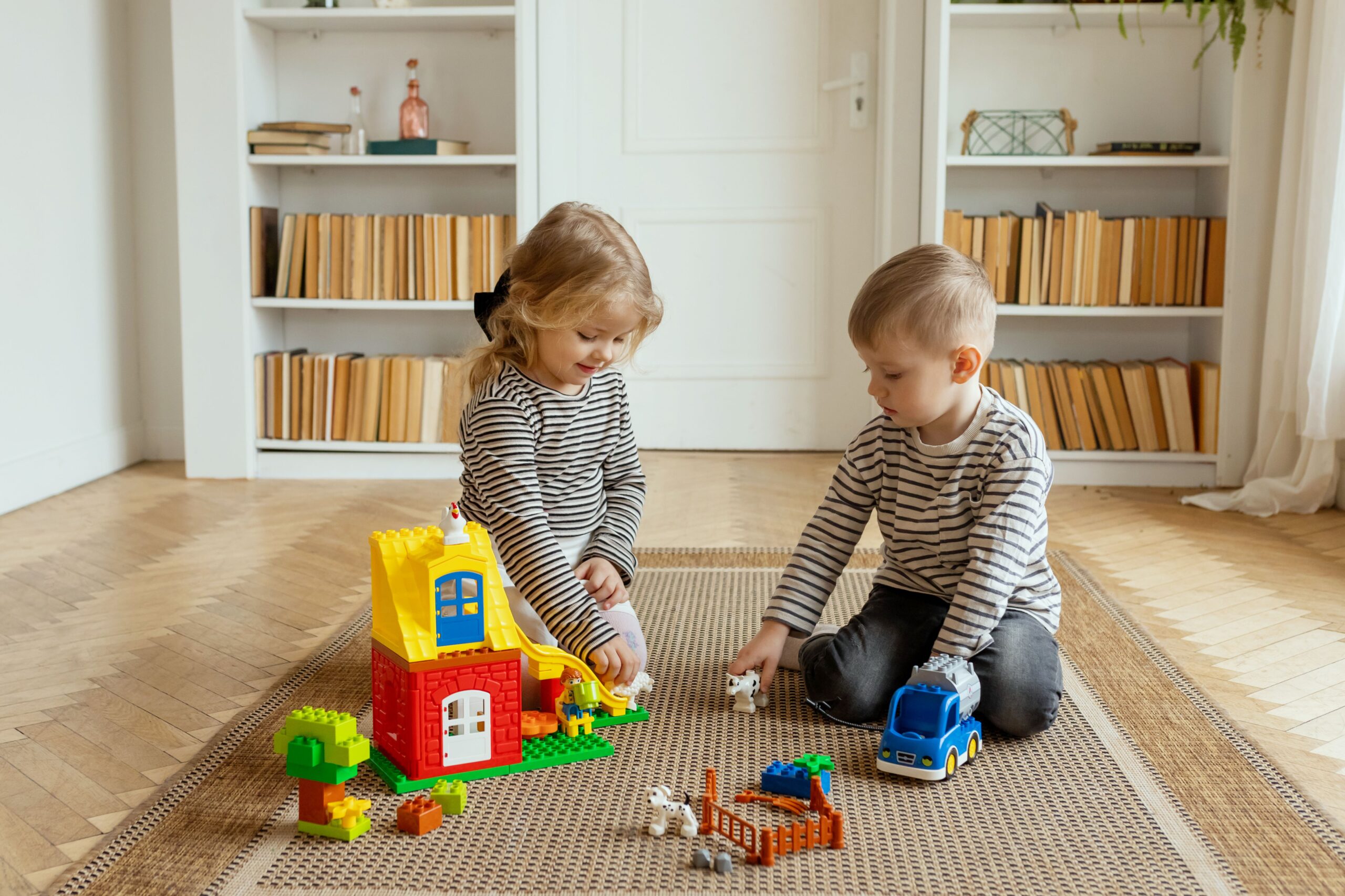 Παιδί παίζει με Lego