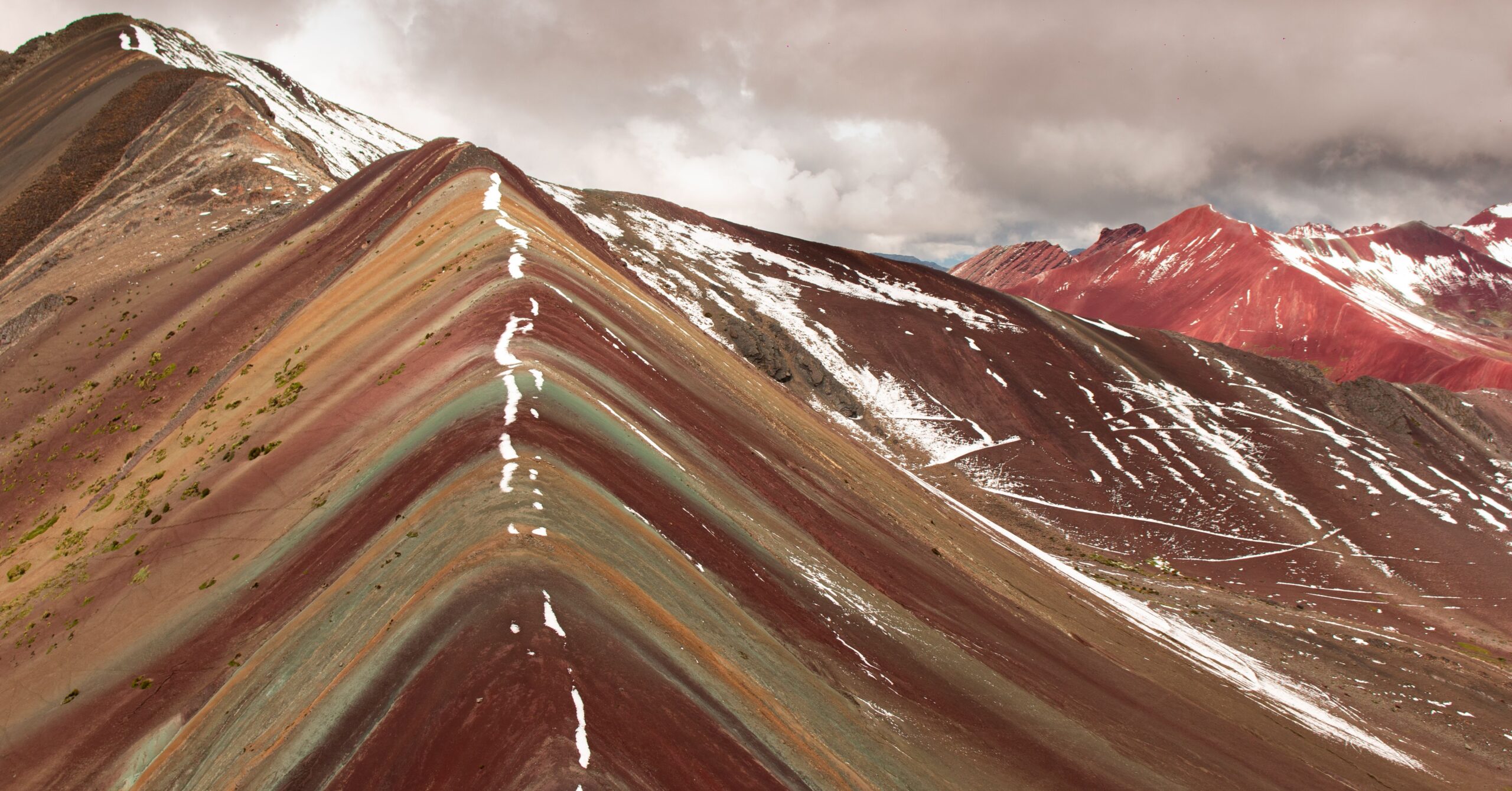 Rainbow Mountain: Το πιο εντυπωσιακό βουνό του κόσμου μοιάζει με ουράνιο τόξο στη γη