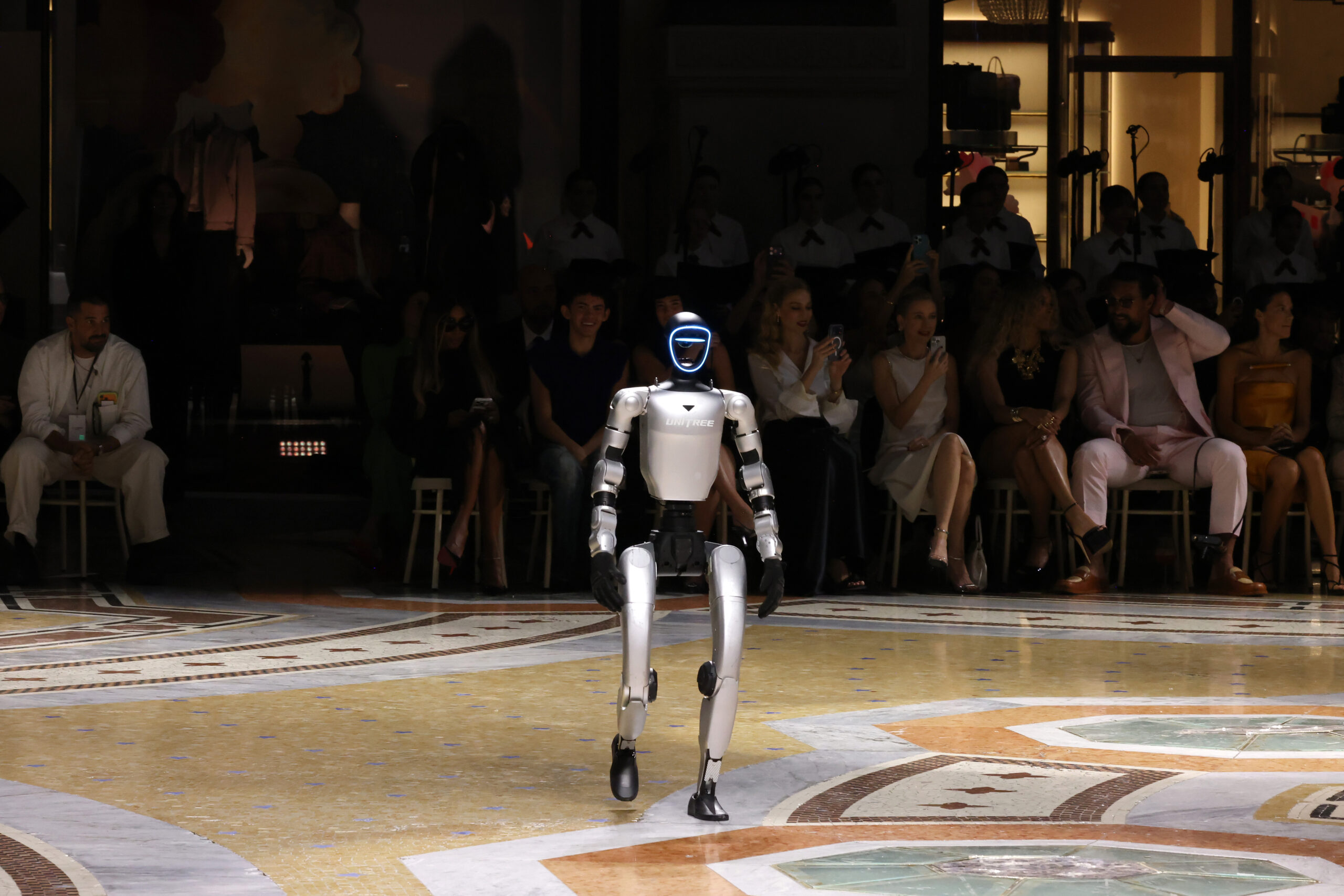 Vogue World: Milano: Τα ρομπότ διεκδικούν θέση στην πασαρέλα – Και έχουμε μερικές ερωτήσεις για το μέλλον της μόδας