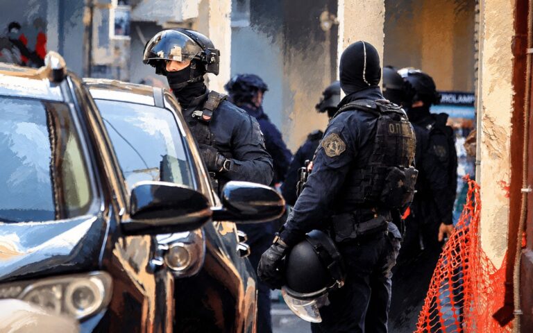 Έκρηξη στον Κολωνό – Τραυματίες δύο πολίτες και δύο αστυνομικοί
