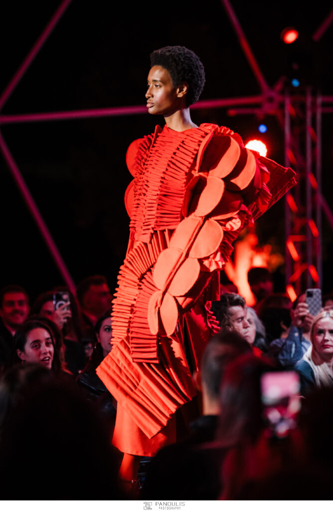 Red Dress: 19 κόκκινα φορέματα μπαίνουν σε δημοπρασία για τη γυναικεία καρδιά