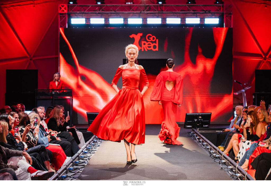 Red Dress: 19 κόκκινα φορέματα μπαίνουν σε δημοπρασία για τη γυναικεία καρδιά